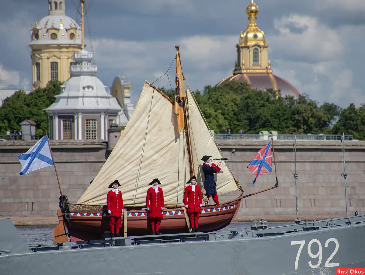 Ботик петра фото. Центральный военно-морской музей Ботик Петра 1. Ботик Петра 1 в Петропавловской крепости. Ботик Петра 1 музей в Санкт-Петербурге. Ботик Петра 1 в военно морском музее Санкт Петербург.