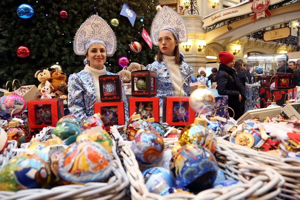 Предновогодняя суета в магазинах. Продавец новогоднего. Новогодняя ярмарка. Новогодний продавец картинка. Новогодняя ярмарка развлечения.