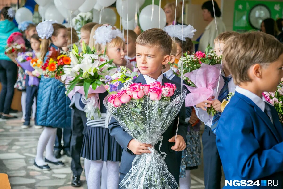 Первое сентября 8 класс. Букет "первоклашка". Букет на 1 сентября первокласснику. Букет для первоклассницы. Букет цветов первокласснику.