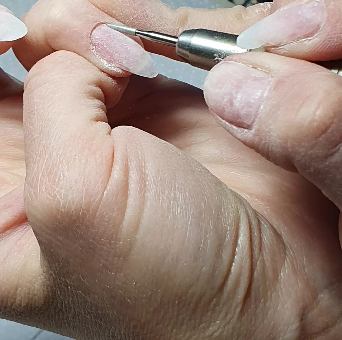 как снимать покрытие с ногтей аппаратом. коррекция ногтей. маникюр. фреза для снятия шеллака. фрезы для ногтей для снятия нарощенных ногтей.