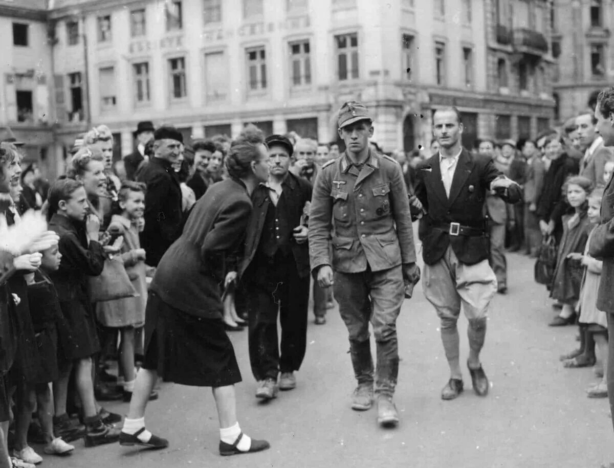 Как видели себя англичане французы немцы. Немки в Германии в 1945 и советские солдаты. Пленные немцы в Париже 1944. Французские коллаборационисты во второй мировой. Освобождение Франции 1944 Париж.