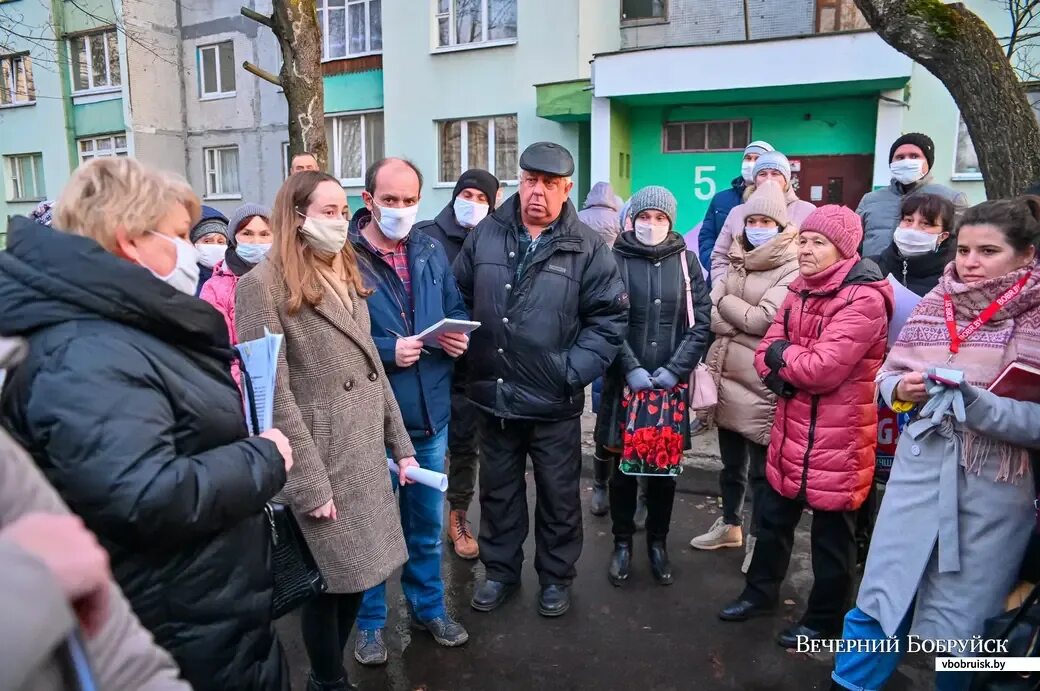 Двор против. Двор против. Парковки во дворах многоквартирных домов. Зеленые питерские дворы. Двор заставлен автомобилями.