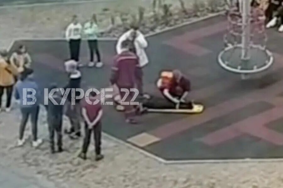 травма у ребенка на детской площадке. детская площадка на улице. детская площадка на улице куликова. забор для детской площадки. девочка упала на детской площадки вчера.