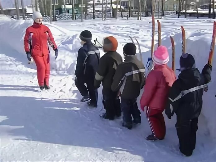 Лыжи в детском саду. Лыжи в доу. Ходьба на лыжах в доу. Лыжи в доу. Занятия лыжами в доу.