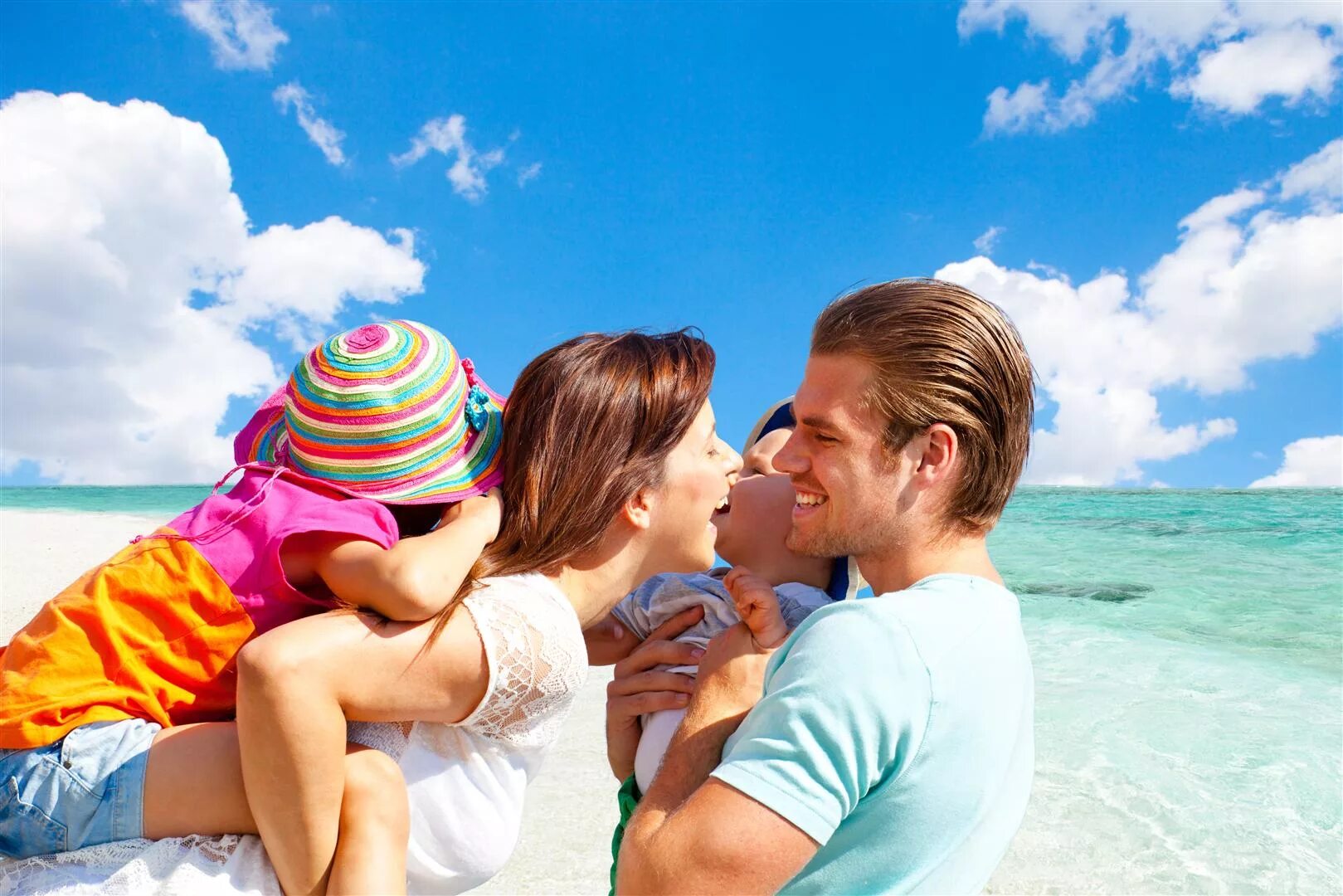 Семья на море. Счастливая семья на море. Семья на отдыхе. Семья на пляже.