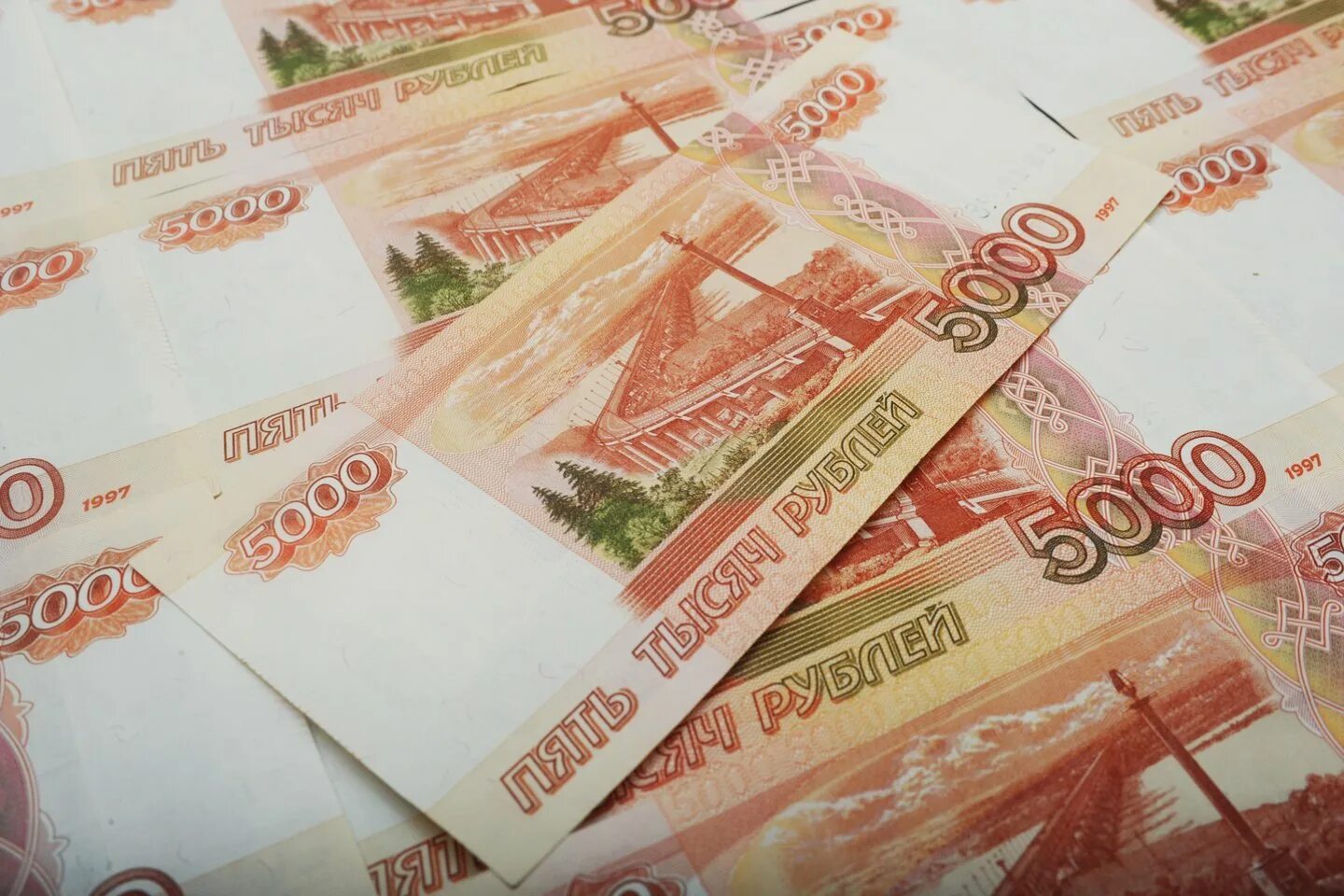 Оформить 5 тысяч. Российские денежные купюры 5000. пятитысячная купюра. много пятитысячных купюр. 5 тысяч рублей.