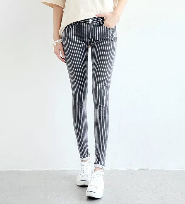 синие джинсы в полоску. джинсы в полоску женские. полосатые джинсы женские. джинсы в полоску женские. брюки в полоску морском стиле для женщин.