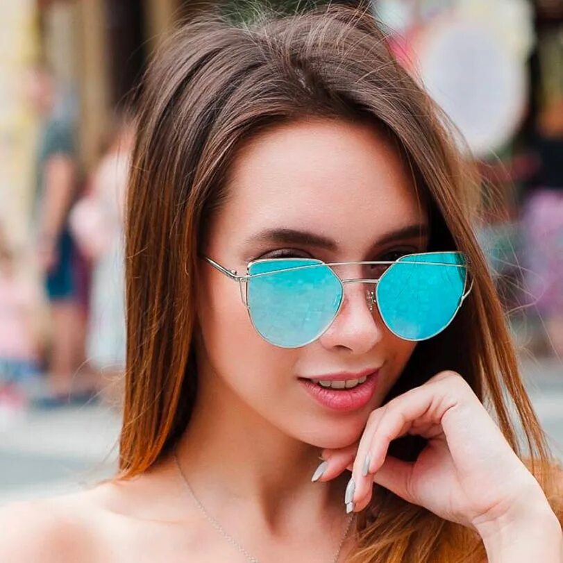 голубь камерон. парень в солнечных очках. синие очки солнцезащитные. в синих очках. в синих очках.