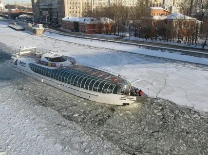 Теплоход по москве реке зимой