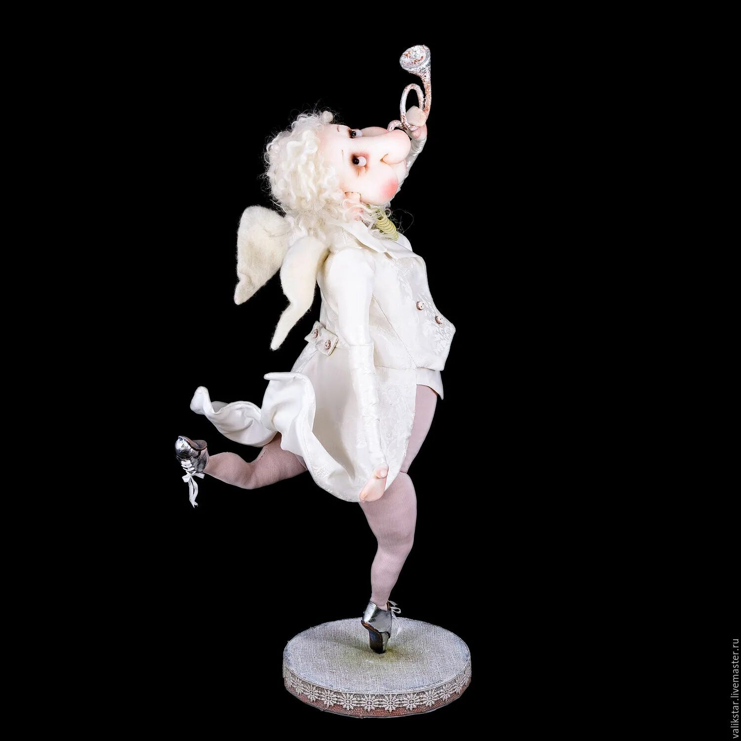 Танцующий ангел статуэтка. Статуэтка танцующим ангелочком. Танцующие фигурки на ножках. Танцующий ангел на одной ножке статуэтка. Пляшущий ангел