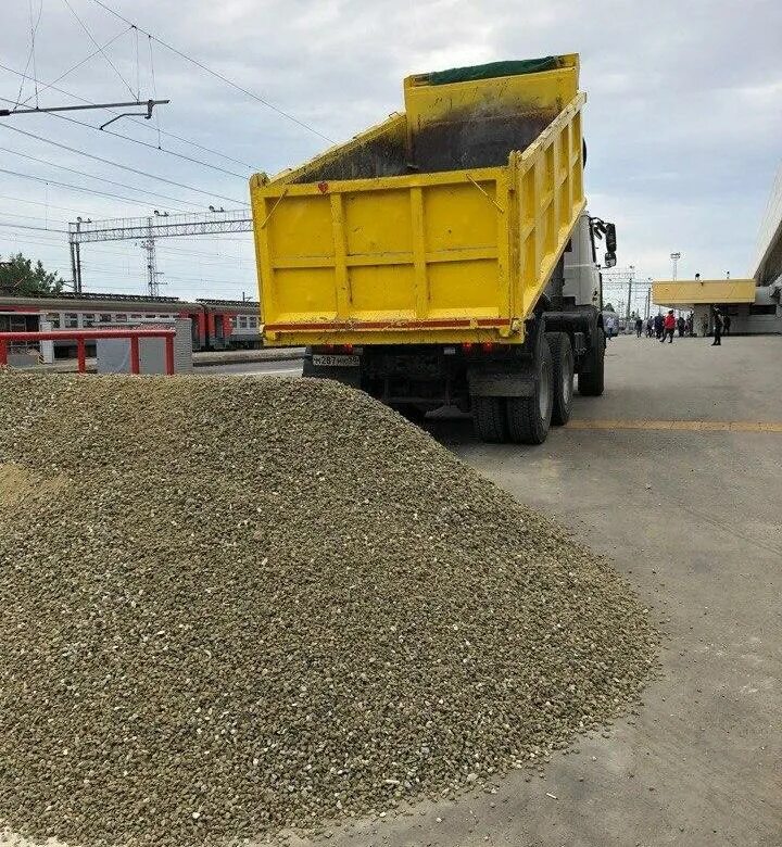 Заказать щебень с доставкой. Опгс КАМАЗ. 20 Тонн опгс. ПГС, песок, щебень 5/20. Самосвал 30т с ПГС разгрузка.