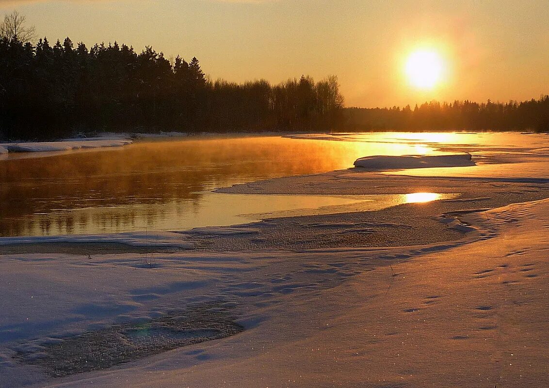 застыл над рекою. зима озеро. туман стелется по воде. морозная река. морозное утро.