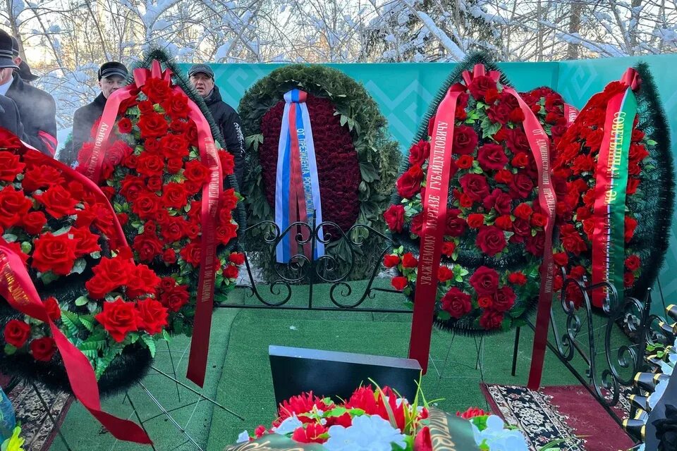 Памятник гагарину в уфе. Памятник муртазе рахимову уфа. Открытие памятника рахимову в уфе. Могила муртаза губайдуллович рахимов. Открытие памятника рахимову в уфе.