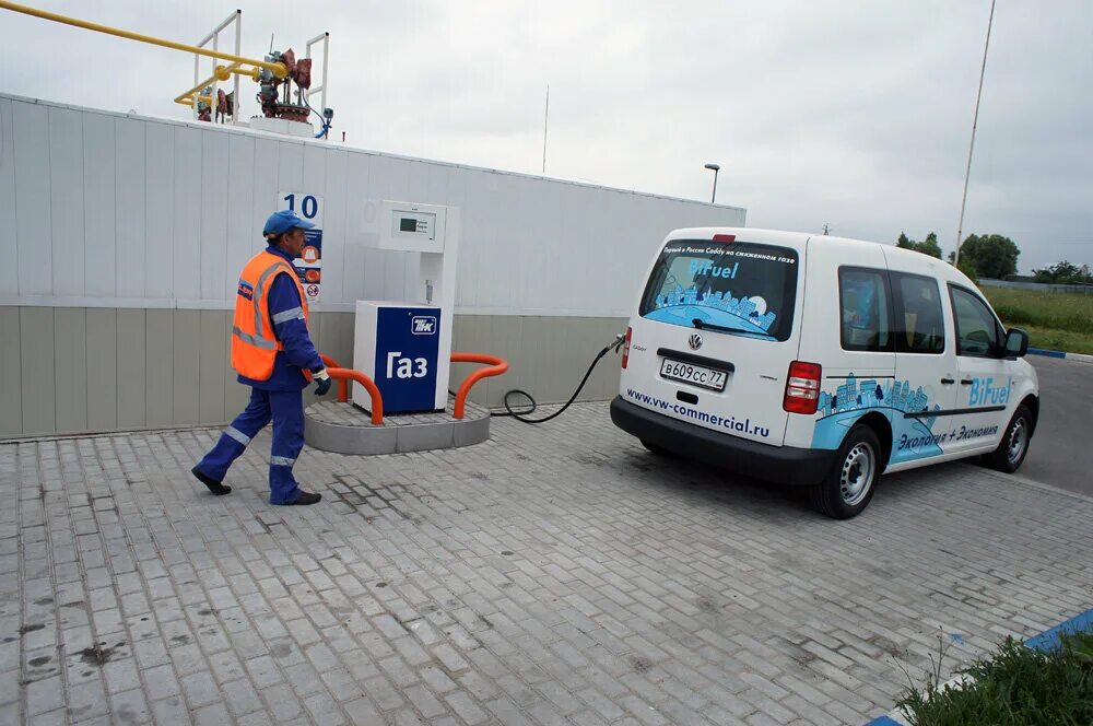 Чем плоха машина на газу. Машина газ с гбо. Газовый баллон для авто. Мерседес метан газ багажник. Автомобиль на газу.