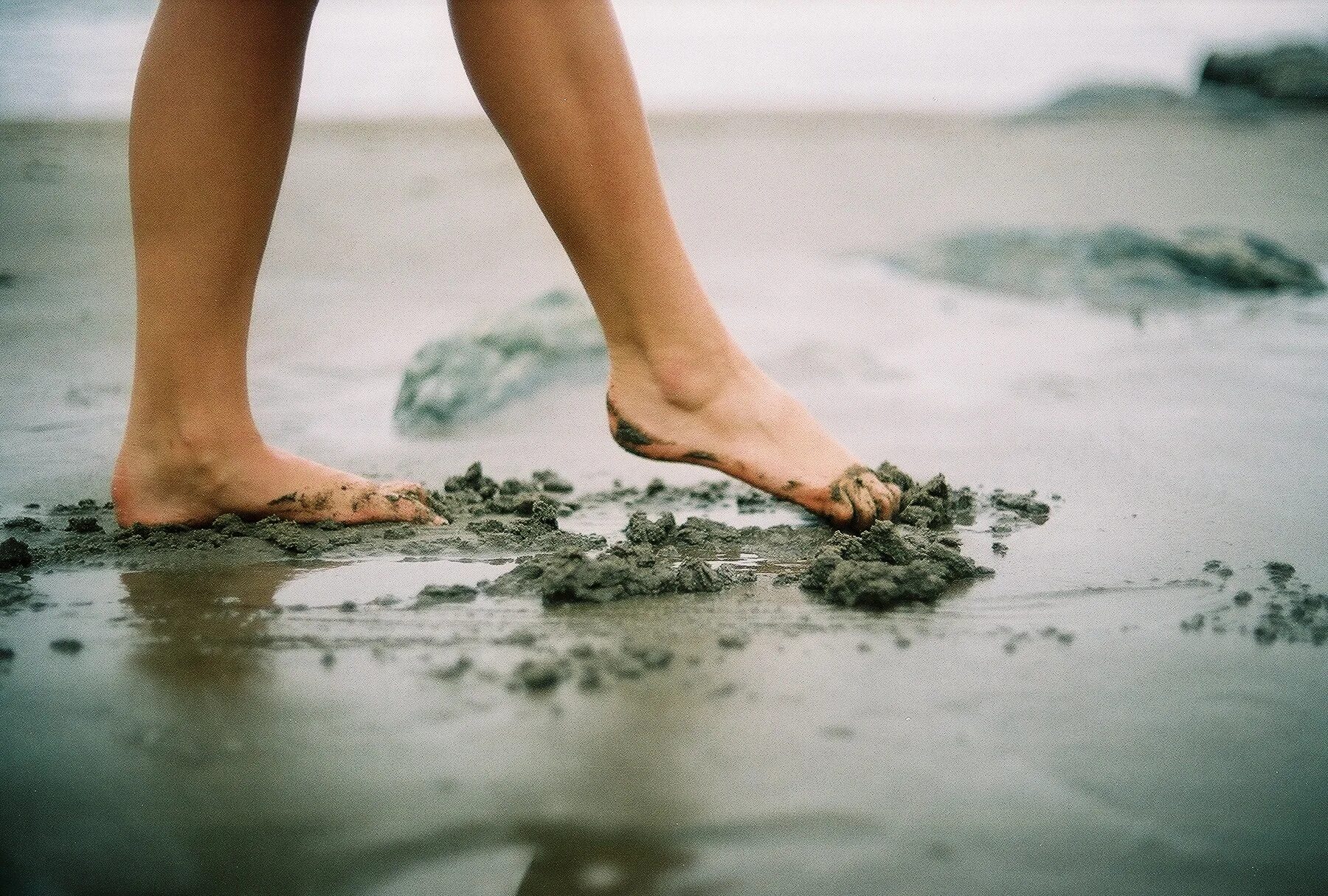 Ноги в песке. Босые ноги. Почва под ногами. Босые ноги в воде. 14 legged