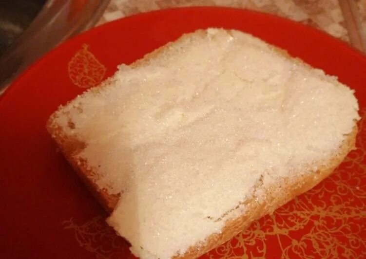 Хлеб сахар вода. Хлеб с маслом и сахаром. Бутерброд с маслом и сахаром. Хлеб посыпанный сахаром из детства. Бутерброд хлеб масло сахар.