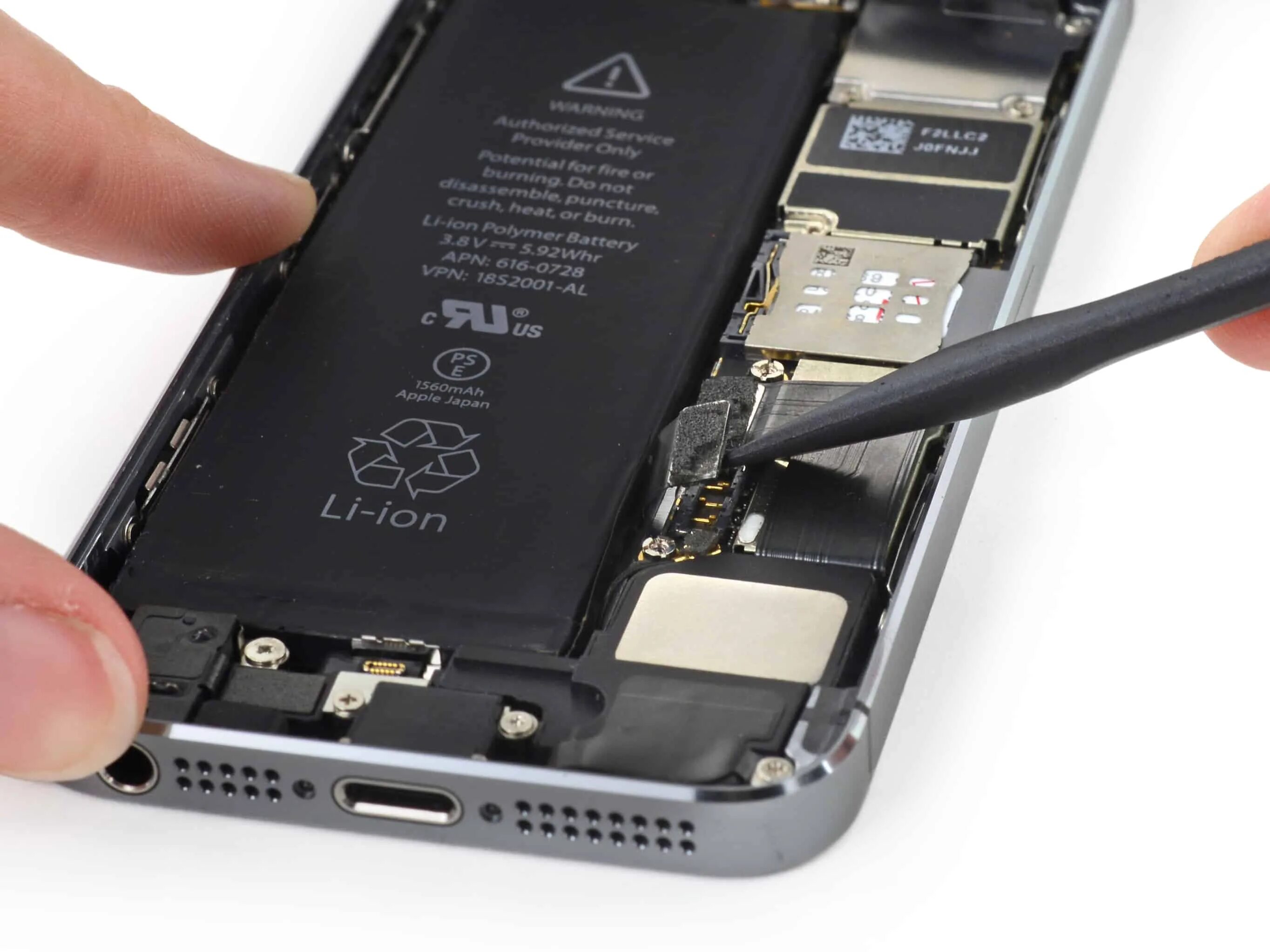 АКБ айфон 5s. Гнездо шлейфа АКБ iphone 5se. Аккумулятор айфон 5. Iphone 5s Battery Replacement. Ремонт аккумулятора телефона