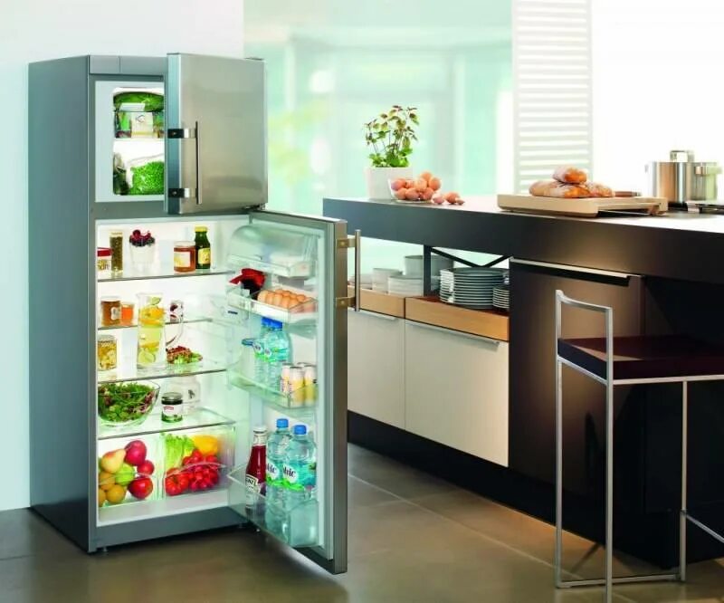 Какой холодильник лучше. Холодильник без морозилки. Холодильник без морозильной камеры. Кухня с открытым холодильником. Открытый холодильник на кухне.