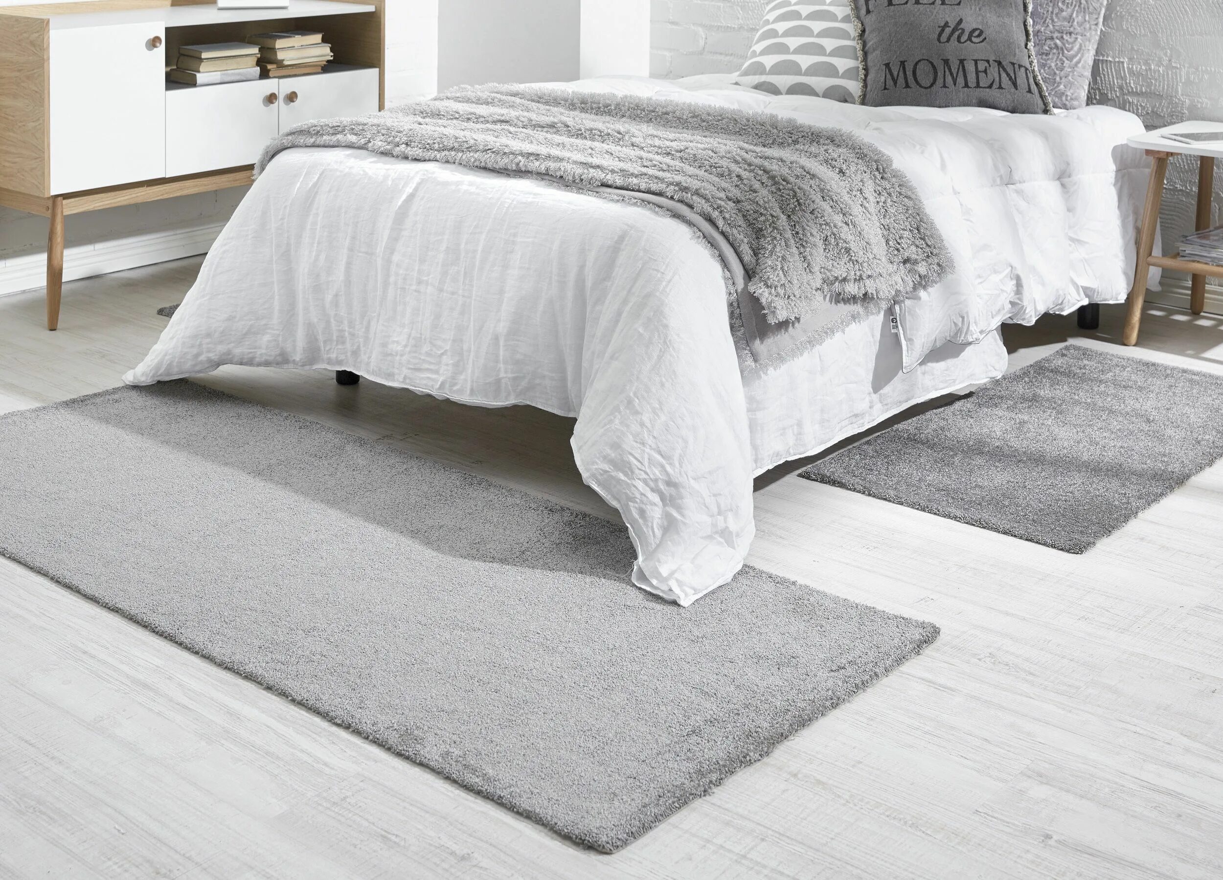 Прикроватный коврик. Прикроватные коврики для спальни. Стильный прикроватный коврик. Прикроватные коврики в интерьере.