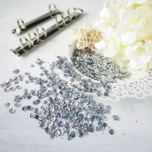 Бисер пайетки. Бусы из пайеток. Брошь с пайетками и бисером. Блёстки и бусины. Вышивка пайетками.