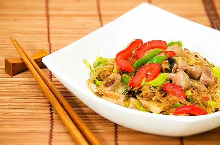 фунчоза с индейкой. фунчоза с индейкой. фунчозу с индейкой. корейские спаржа фунчоза. блюдо фунчоза с индейкой.