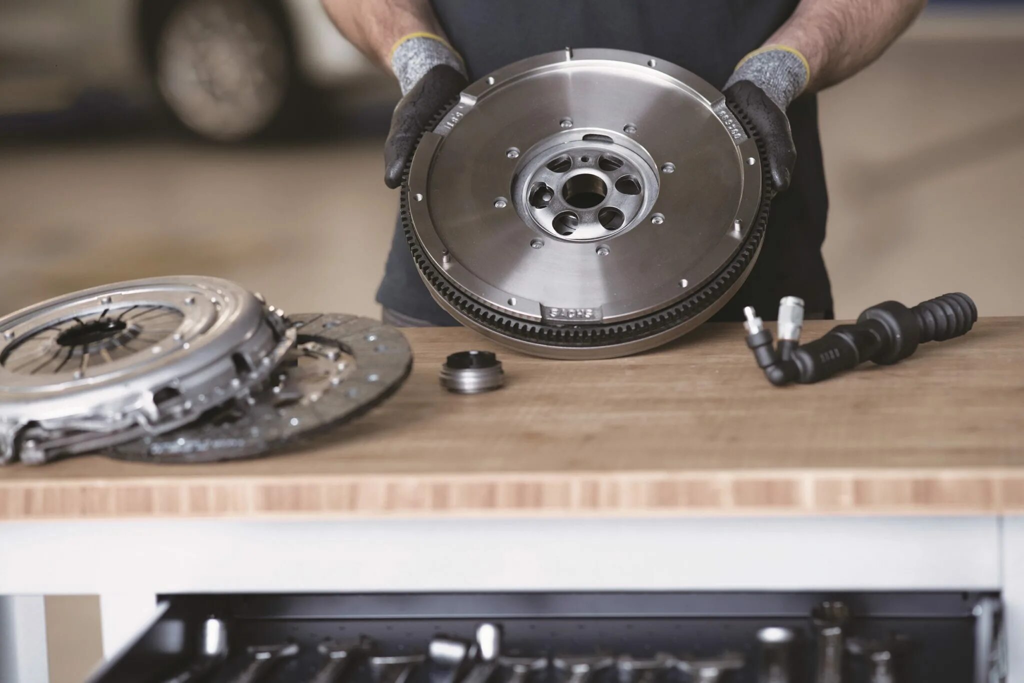 Замена сцепления работа. Диска сцепления zf12. диск сцепления clutch. df008 disk сцепления. сцепление грузового автомобиля.