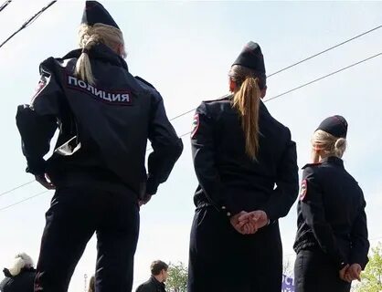 Полицейский обыскивает девушку