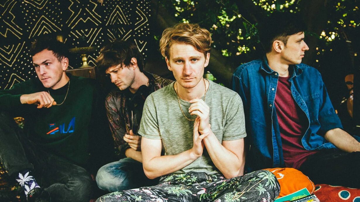 группа гласс энималс. плакат glass animals. гласс энималс солист.