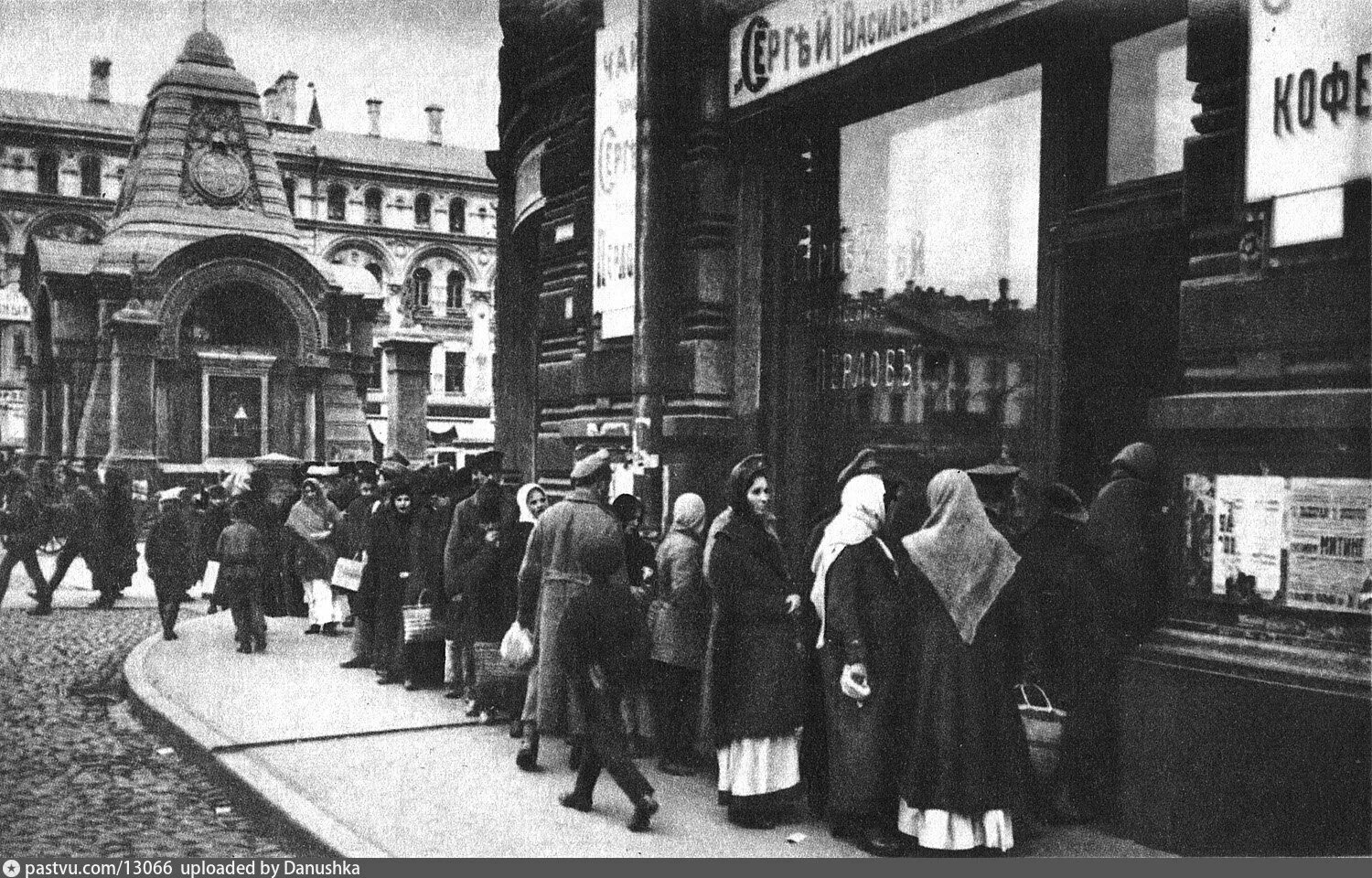 Явление 1917. Брюквенная зима 1916-1917. петроград 1916 год. петроград 1900. очереди за хлебом в петрограде 1916-1917 годы.