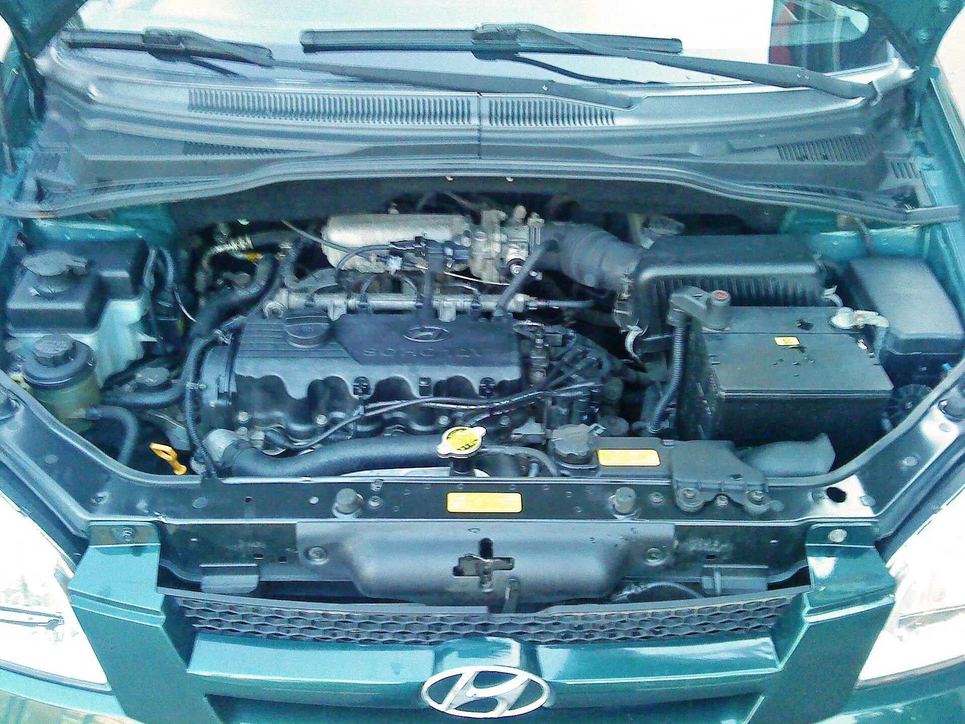 Хендай гетц под. Подкапотка hyundai getz 1.4. подкапотное пространство гетц 1.4. hyundai getz 2008 моторный отсек. моторный отсек хендай гетц 1.6.