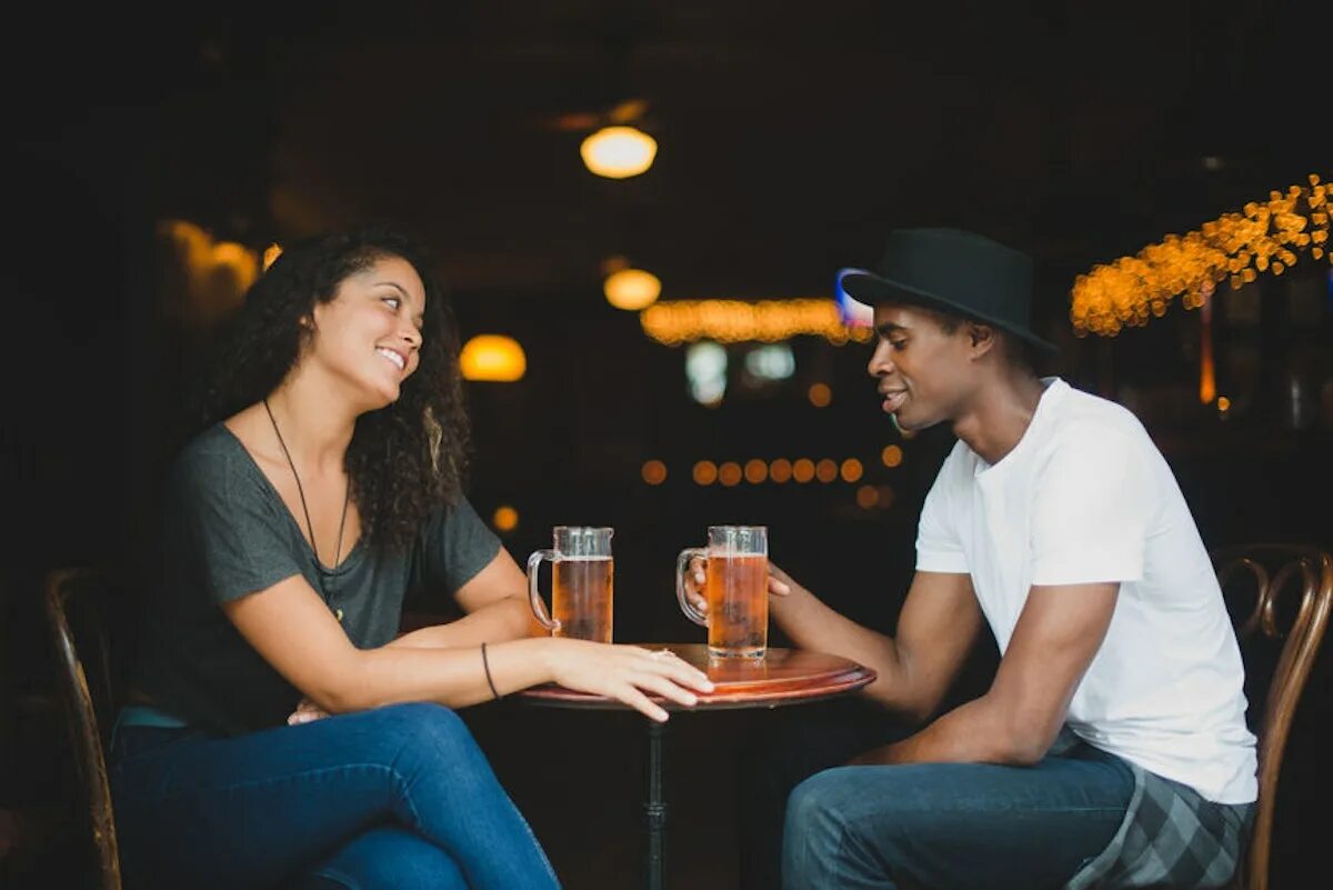 Первое свидание кадр из фильма. Go on a date. Расплачиваются в кафе. Second date is dating. Мужчина платит в ресторане.