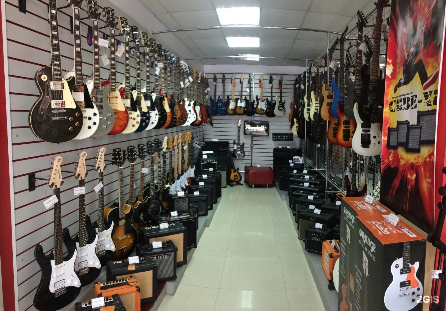 музторг волгоград. аксессуары в музыкальном магазине. музторг марата. бауманская 11 музблок. магазин гитар.