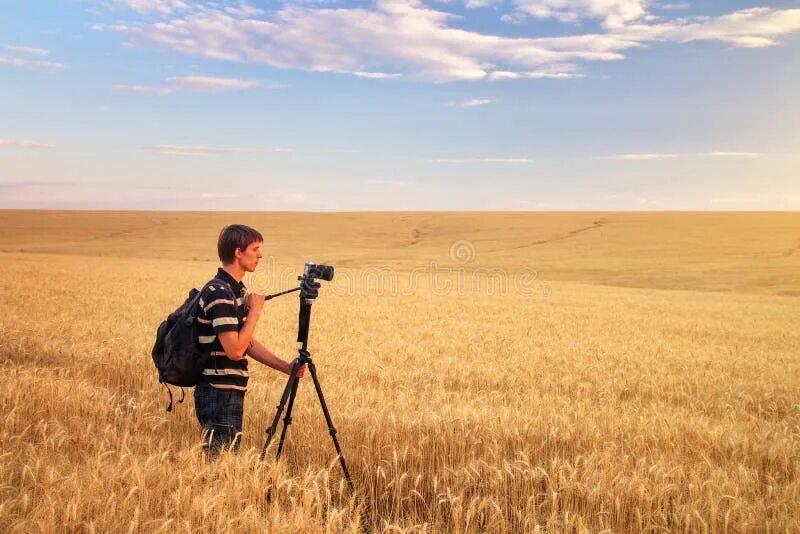 На дальнем поле звонко. Фотограф в поле. Фотограф фоткает в поле. Пшеничное поле человек. Великие фотографы человек в поле.