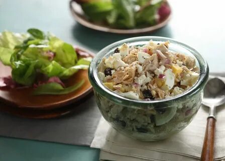 Тунец с маринованным огурцом и яйцом