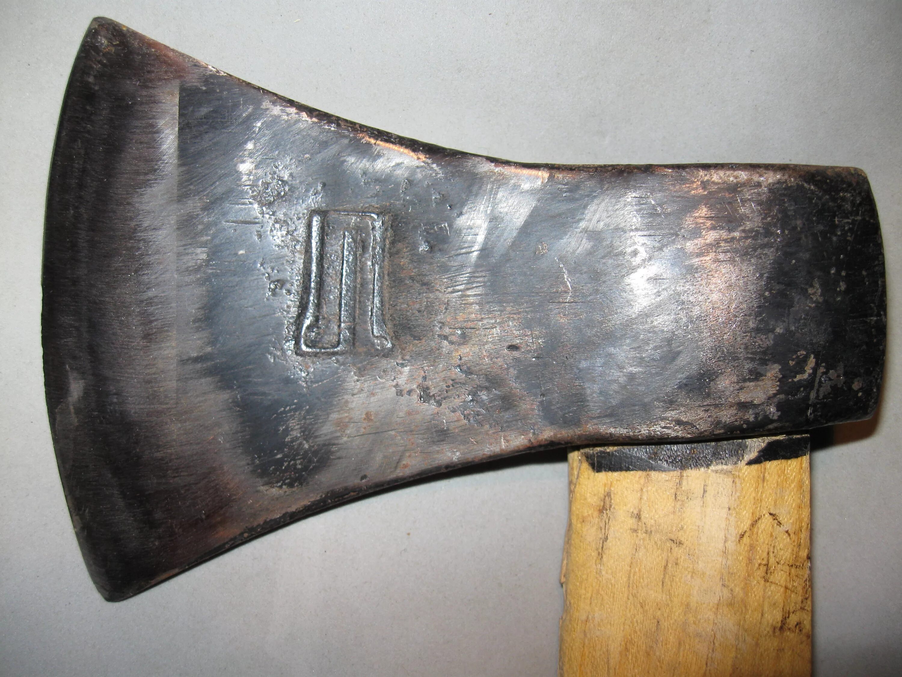 Топор валашка карпатская. Топоры викингов находки. Топор в дереве. Топор деревенский. Деревня топоры.