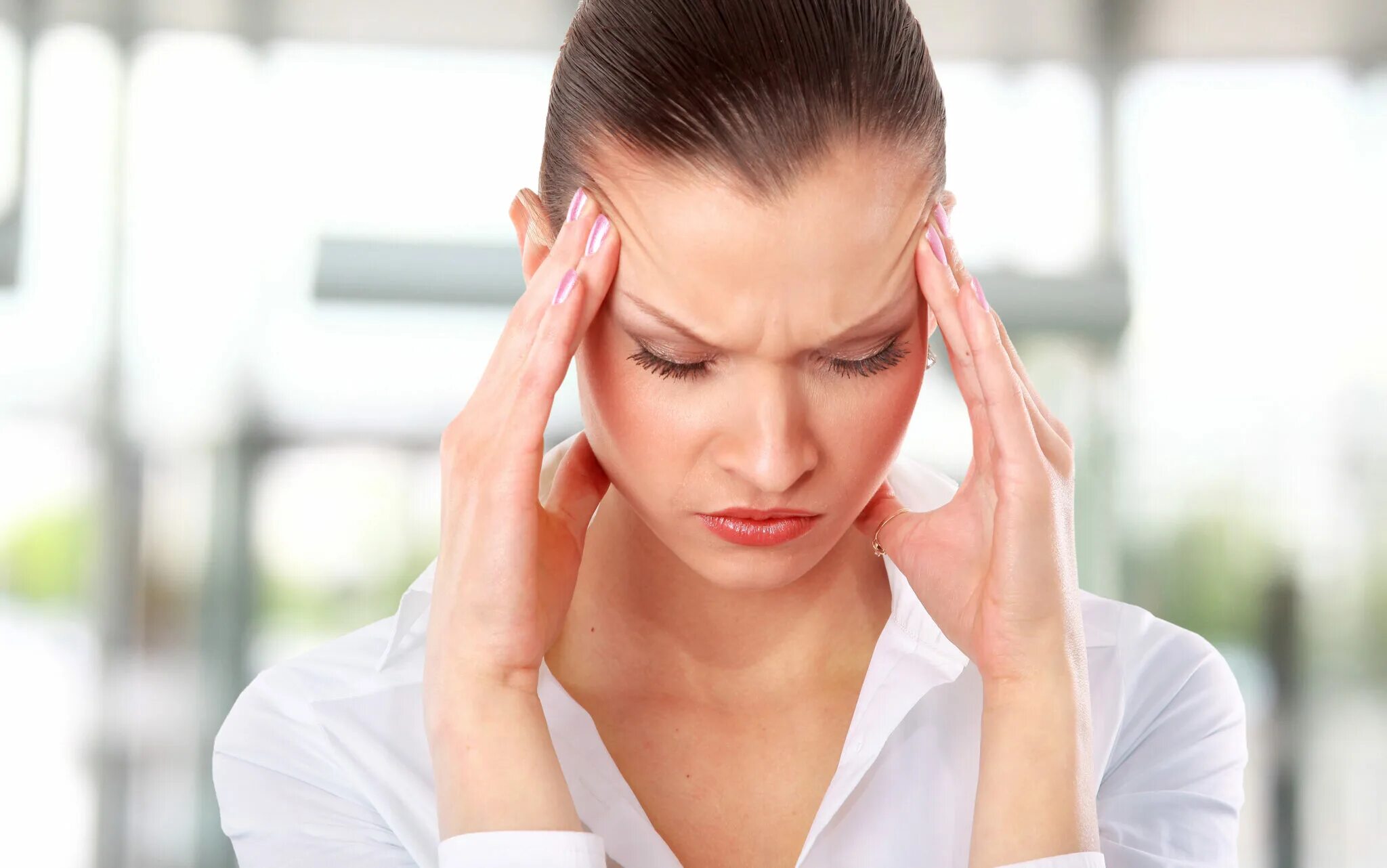 Сильное нервное напряжение. Стрессовые заболевания. Болит голова. У женщины болит голова. Болезни от стресса и нервов.