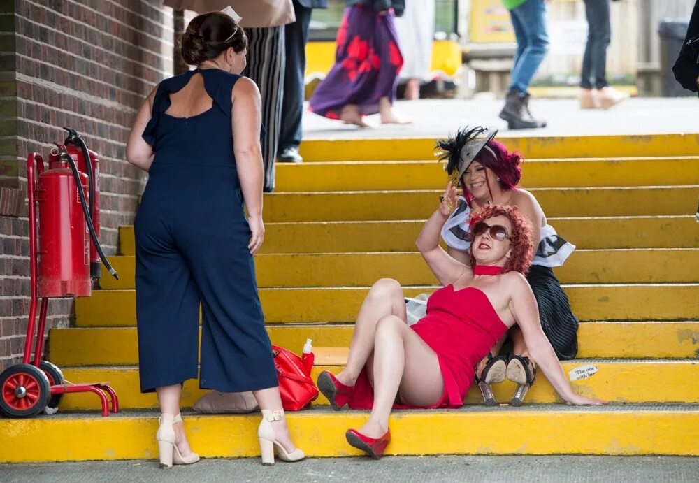 Пьяные женщины в платьях. Пьяные женщины в платьях. Пьяные женщины в платьях. Джессика симпсон пьяная. Женщина бухает.