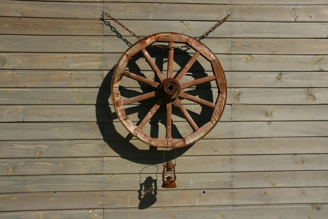 Колесо от телеги. Деревянное колесо. Колесо от телеги деревянное. Колесо от телеги в интерьере. Подвижная часть прялки