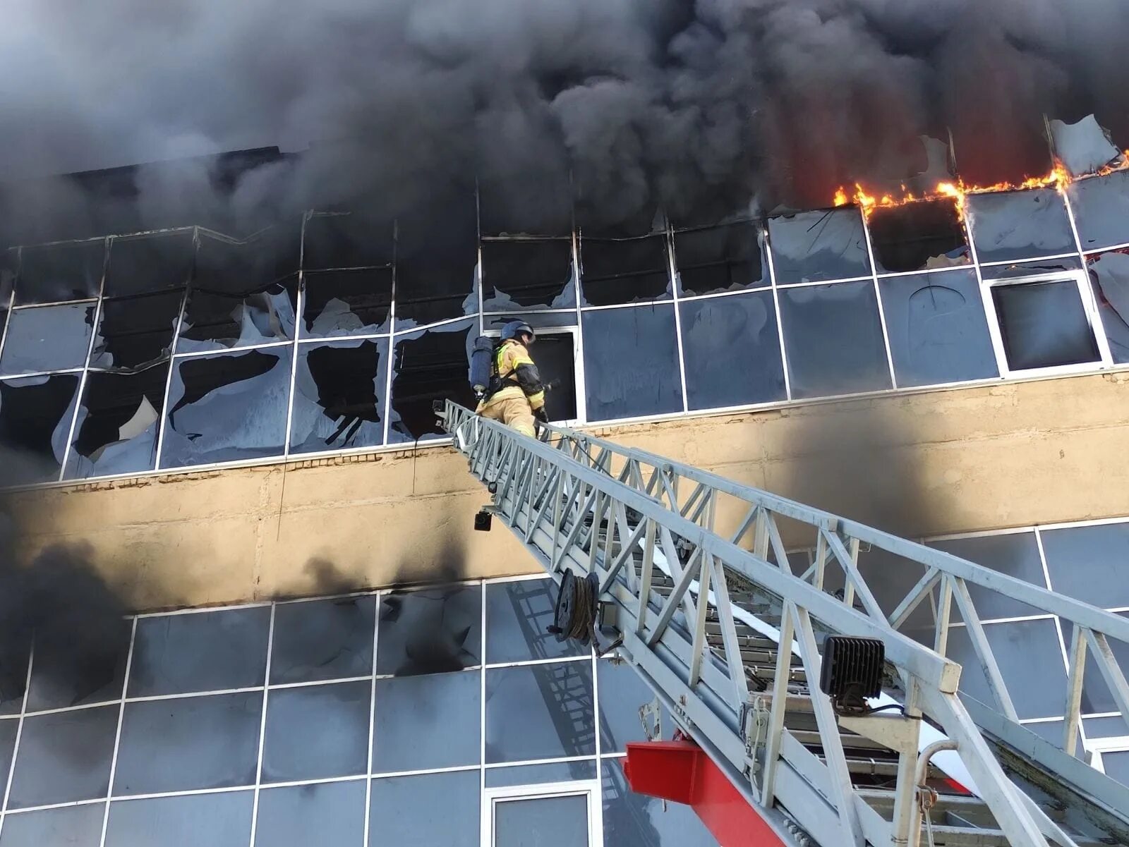 Почему начался пожар в крокусе. Пожар. Тушение пожара в здании. Пожар на лакокрасочном заводе. Тушение пожара на заводе.