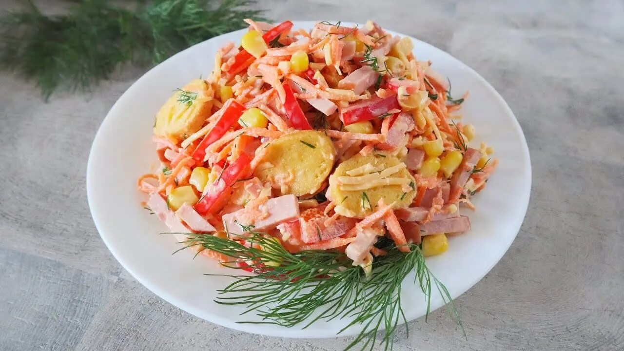 Салат с корейской морковью и копченой колбасой. Салат с корейской морковью кукурузой и колбасой. Салат с морковью по-корейски и кукурузой. Салат с корейской морковью кукурузой и колбасой. Салат с яичным блином и корейской морковкой.