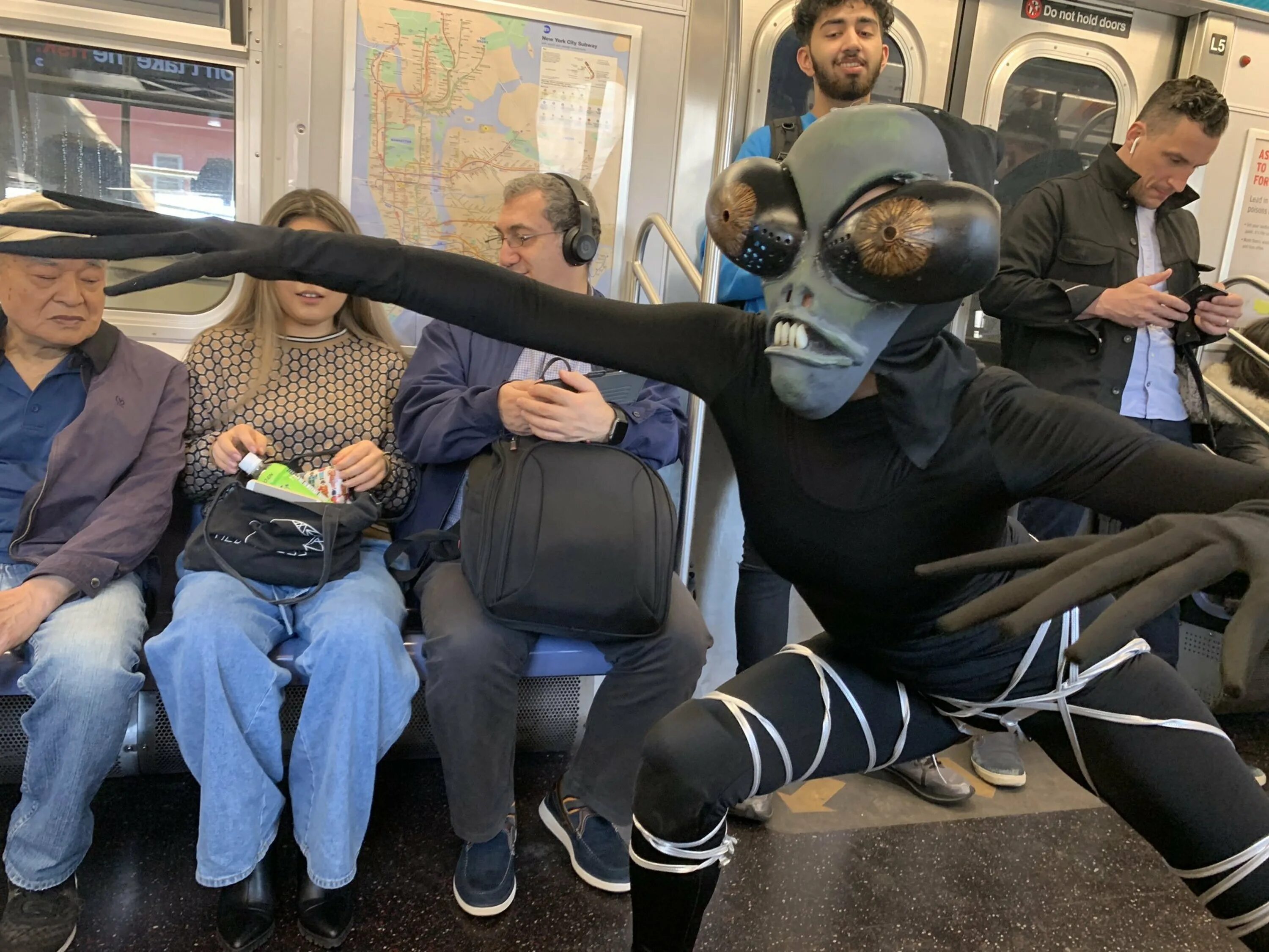 Люди стали странные. Пассажиры метро Нью Йорка. Необычные пассажиры в метро. Смешные ситуации в метро.