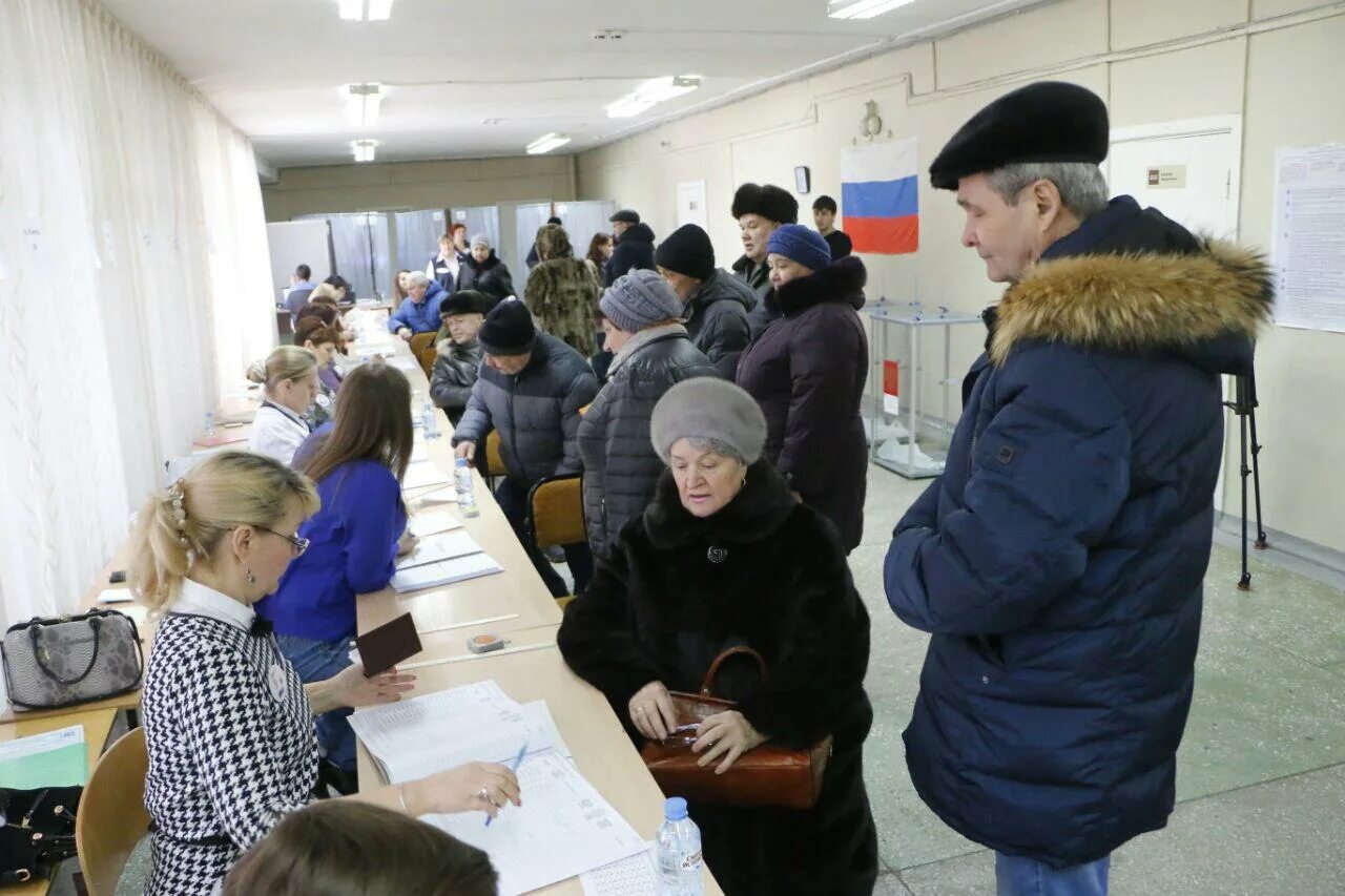 Явка на выборах в омске. Очереди на избирательных участках в полдень. Избирательная комиссия Омской. Интересные фото с избирательных участков. Новости Знаменского района Омской области.