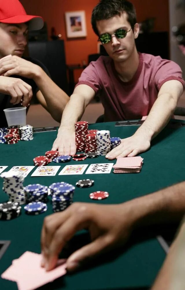 Как играть в покер в россии. Покер. Покерные игроки. Игроки за покерным столом. Люди играющие в карты.
