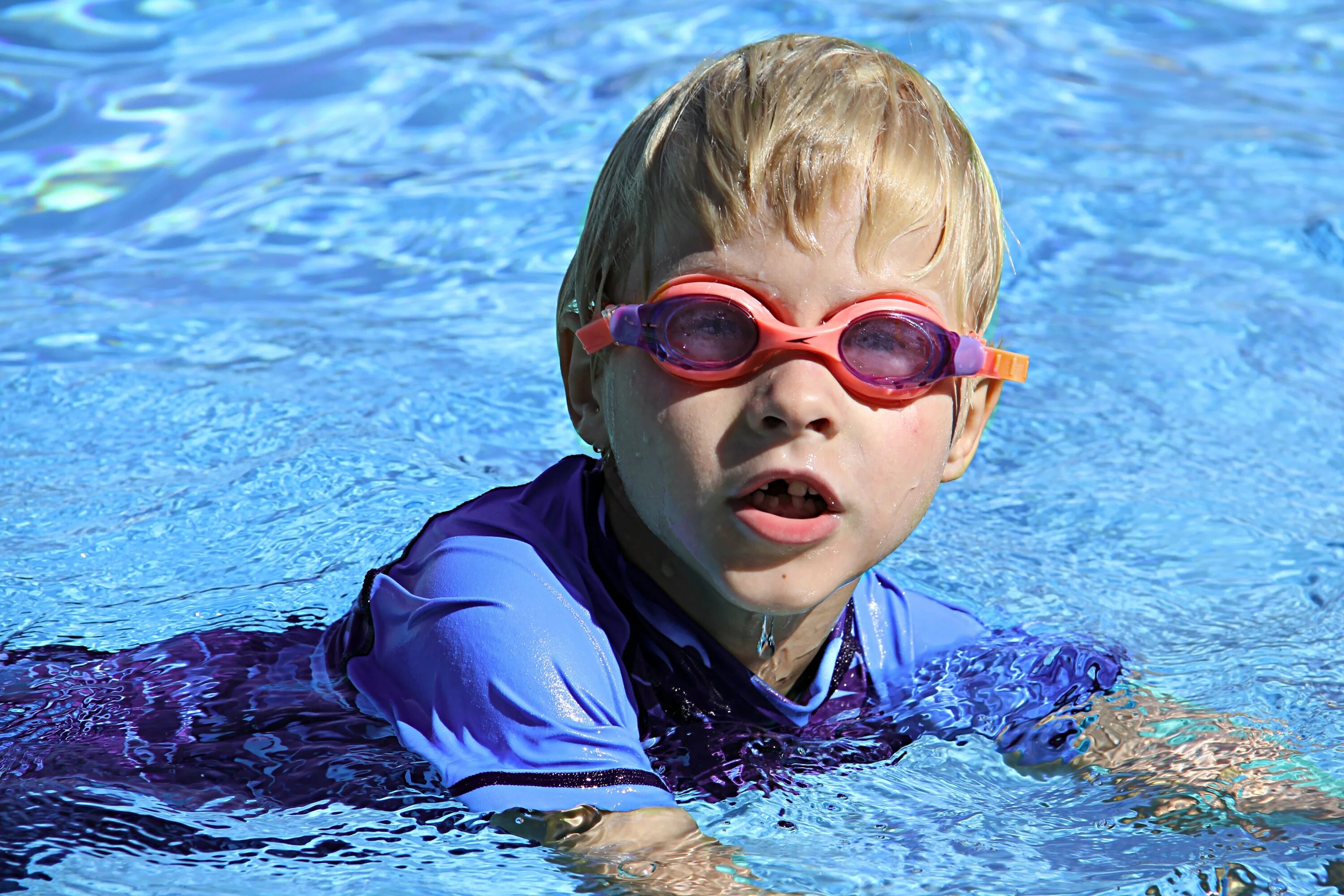 The children are swimming. Мальчики в бассейне. Дети в бассейне. Мальчик плавает. Мальчишки в бассейне.