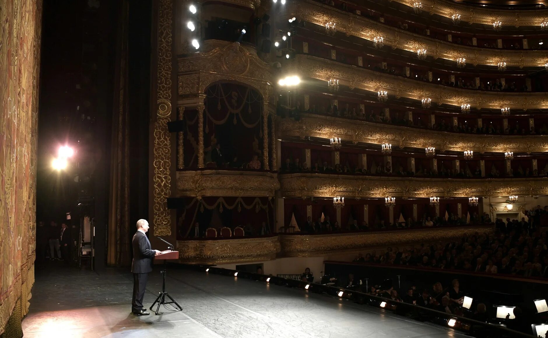 Ложа в театре. Вечерний большой театр. Большой театр выступления. Большой театр вечером.