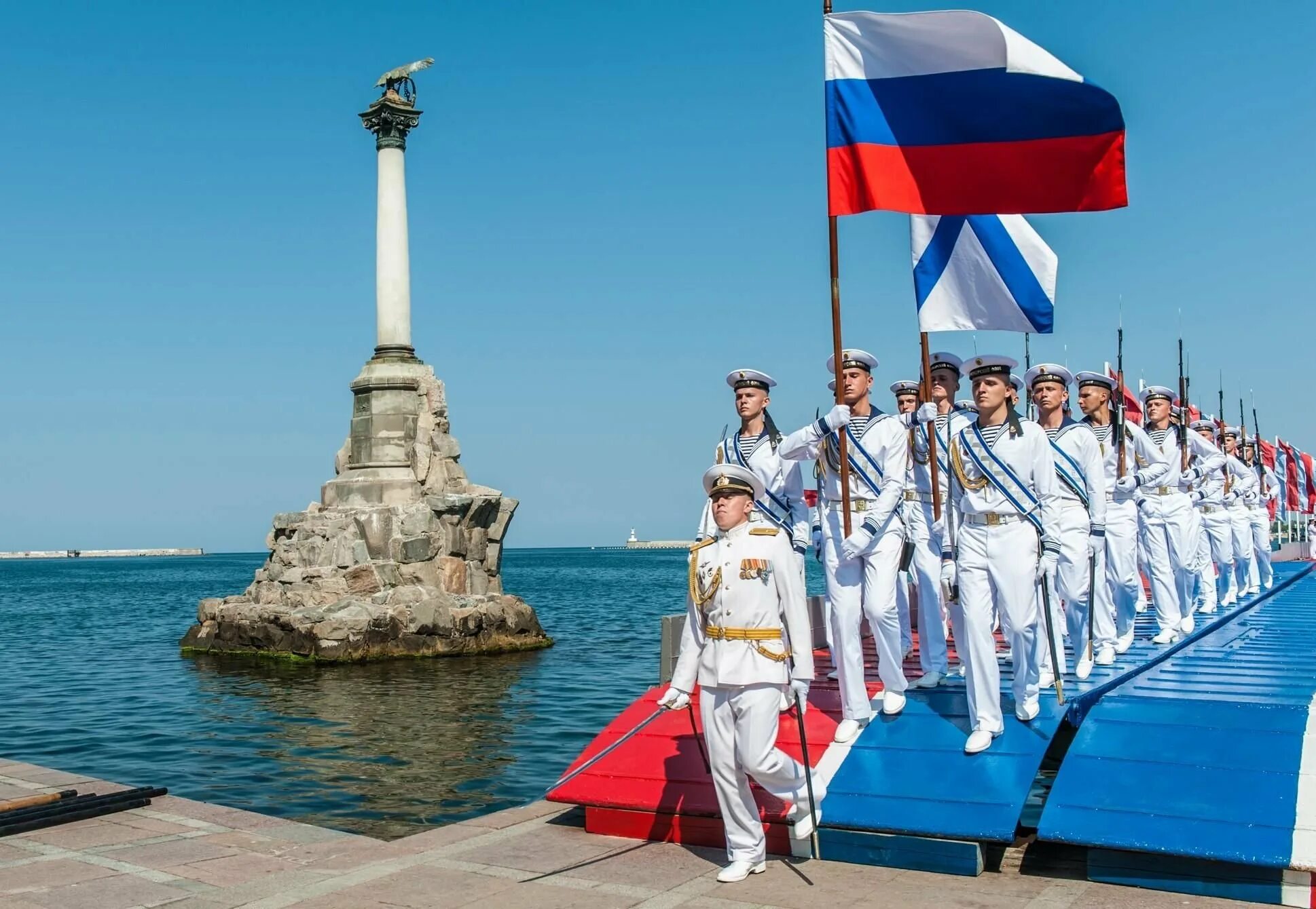 Морской флот севастополя. День Черноморского флота ВМФ России. 13 Мая день Черноморского флота ВМФ России. Флаг Черноморского флота Севастополь. Черноморский военно морской флот в Севастополе.