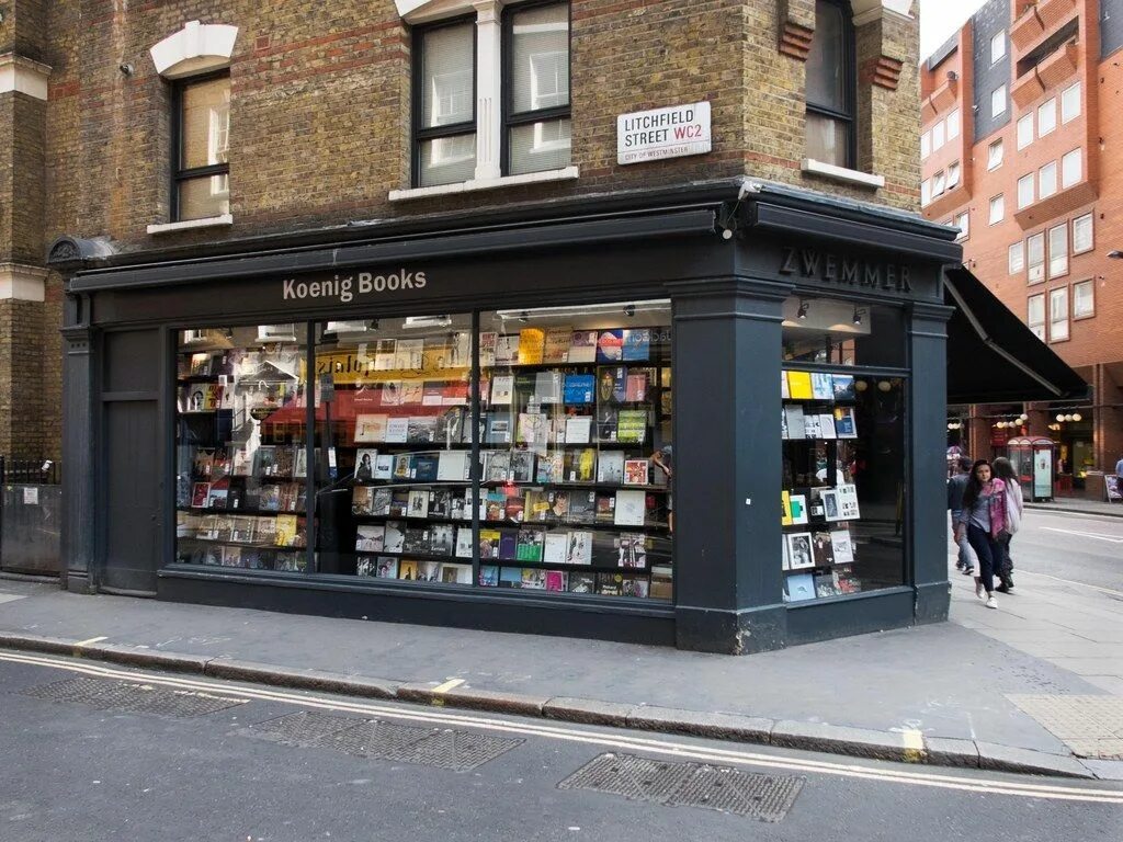 Книжный магазин. Витрина книжного магазина. Книжный магазин снаружи. Небольшой книжный магазин. Street shop store