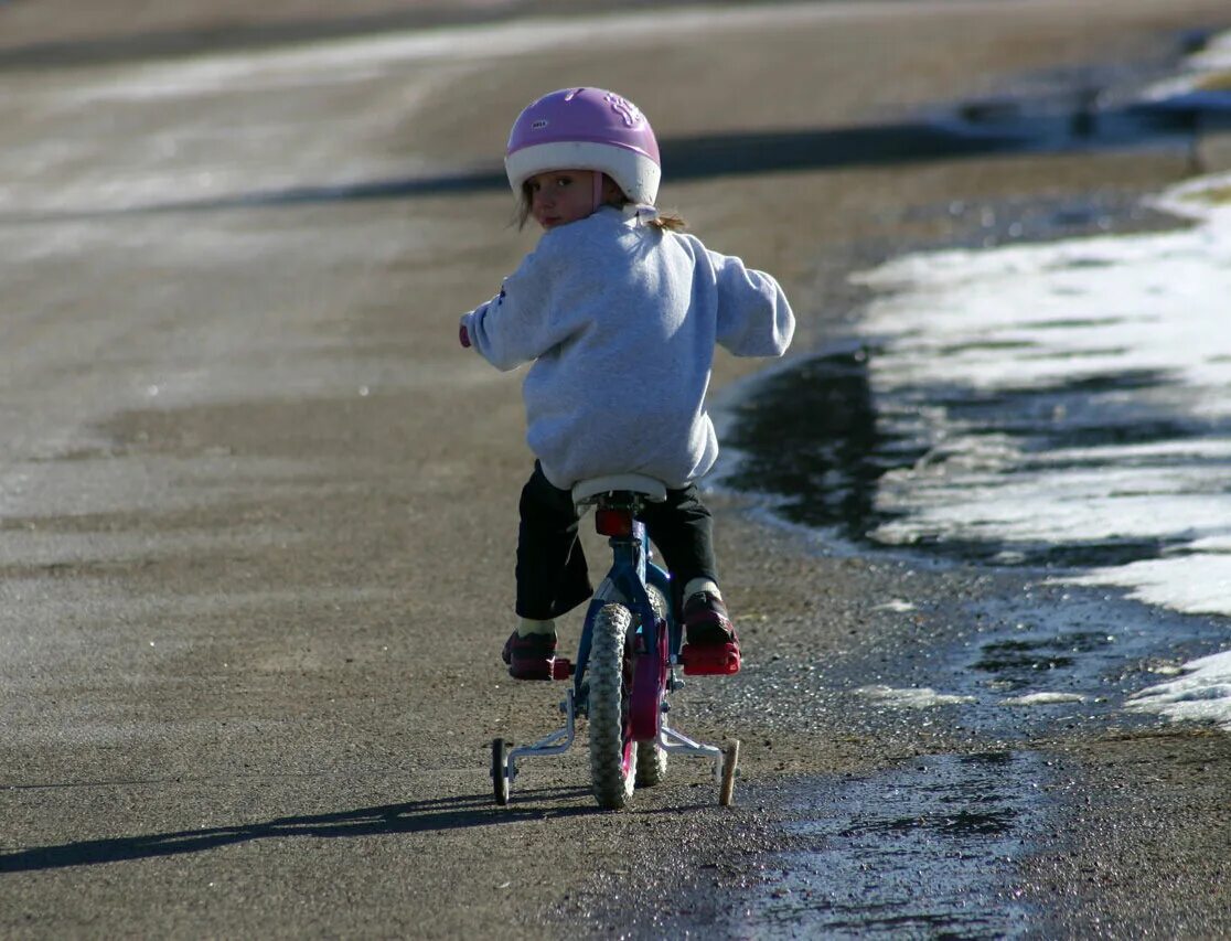 Каждый год ездим. Дети с велосипедом. Дети катаются на велосипеде. Катание на велосипеде. Велосипед для малышей.