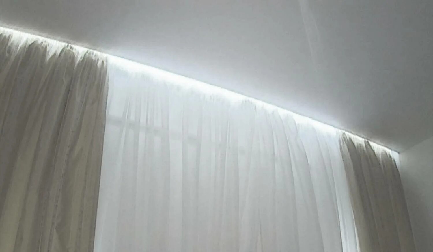 Карниз под подсветку kc308. Подсветка карниза для штор. Карниз для верхней подсветки c902. Карниз со светодиодной подсветкой. Светодиодная лента снизу штор.