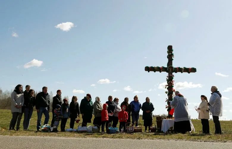 Католическая пасха в 2024 дата. Пасха у протестантов. Пасха празднование кладбище Грузия. Пасха у протестантов в 2022 году. Protestant Easter foto.